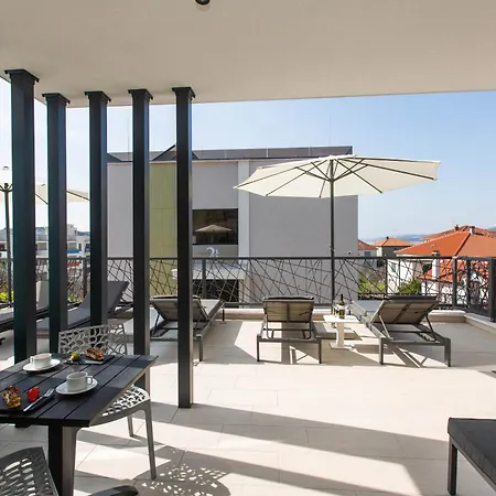 23 A Heated Pool Apartament Trogir