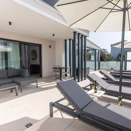 Apartament 23 A Heated Pool Trogir