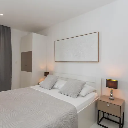 23 A Heated Pool Apartament