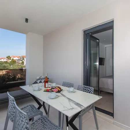 Apartman 23 A Heated Pool Trogir