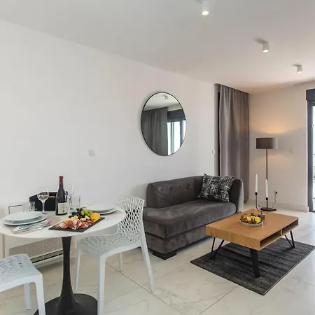 23 A Heated Pool Apartament Trogir