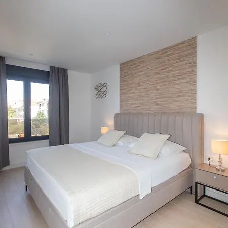 23 A Heated Pool Apartman