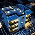 23 A Heated Pool Трогир